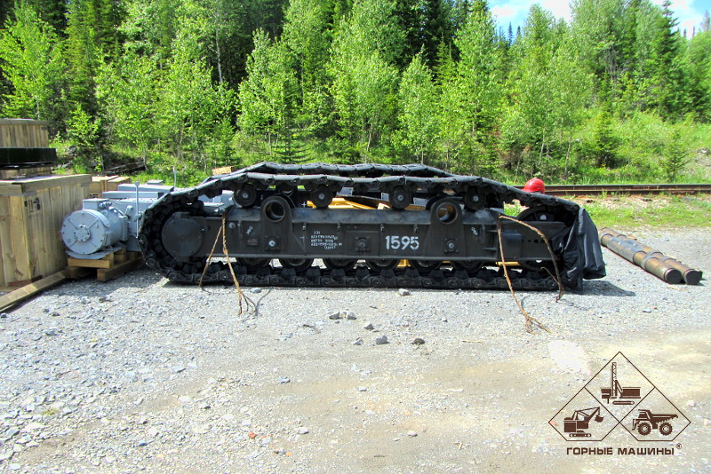 Disassembled crawler of the roller drilling rig SBSH-250MNA-32.