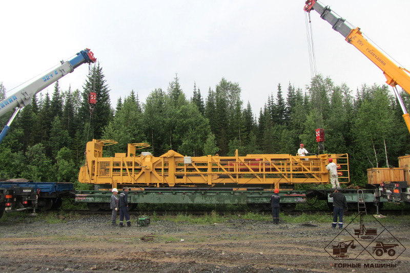 Unloading the tower of the drilling rig SBSH-250MNA-32 from the flatcar.